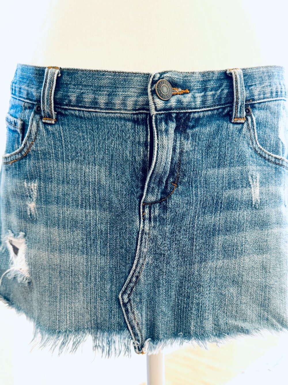 Cute Forever 21 low-rise silhouette, a medium-washed distressed denim mini-skirt